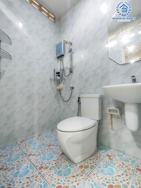 *****ทาวน์เฮ้าส์มือสองย่านนนทบุรี ม.ซอยเรวดี51 รัตนาธิเบศร์ บนเนื้อที่ 16 ตร.ว. ฟังก์ชัน 2 ห้องนอน 2 ห้องน้ำ 1 ที่จอดรถ แถมฟรี! 3 เครื่องปรับอากาศ 2 เครื่องทำน้ำอุ่น 1 เครื่องดูดควัน บ้านสวย ตกแต่งพร้อมอยู่ เพียง 5 นาทีก็ถึงรถไฟฟ้าสายสีม่วง "สถานีศูนย์ราชการนนทบุรี" จองด่วน!